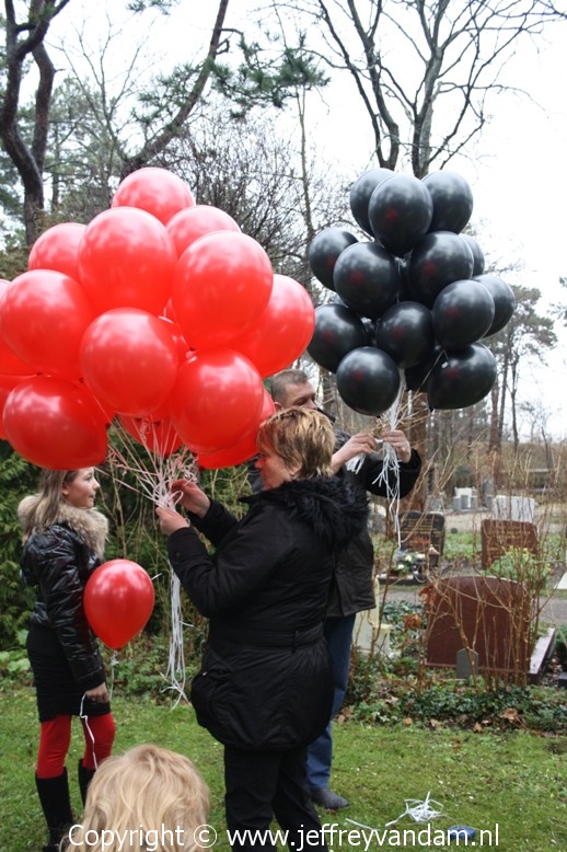 Het "uitpluizen" van de touwtjes van de ballonnen