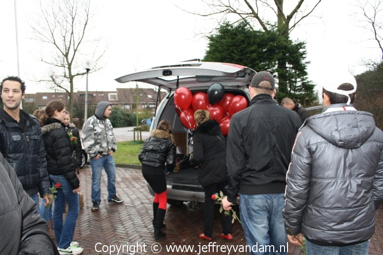 De rode en zwarte ballonnen die later opgelaten zouden worden alvast pakken