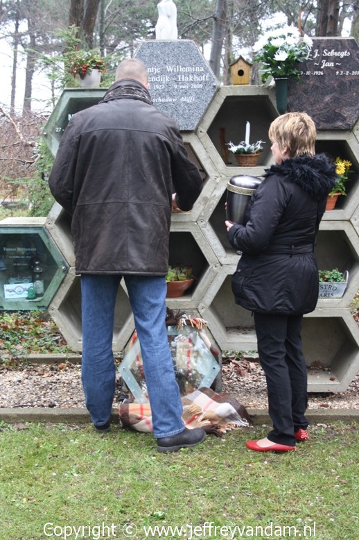 Het weghalen van de spullen zodat de urn geplaatst kan worden