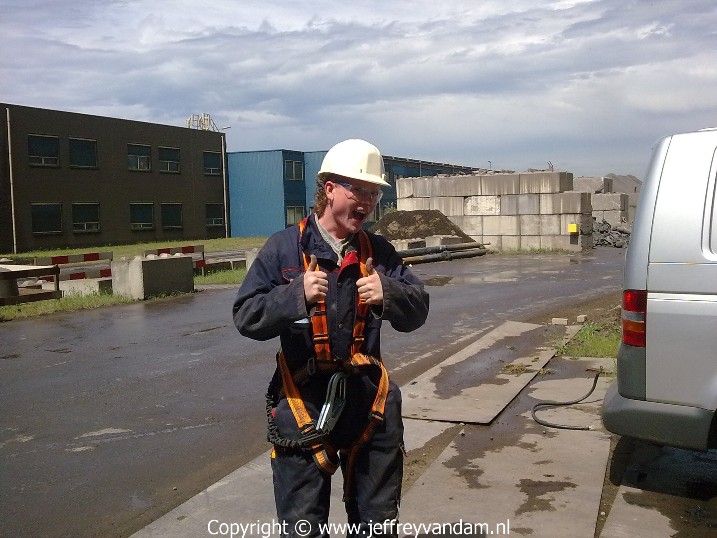 Op het werk met valbeveiliging om