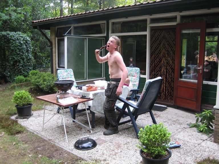 Na het klussen was het s ‘avonds barbecueën geblazen, reden genoeg om effe lekker te geinen