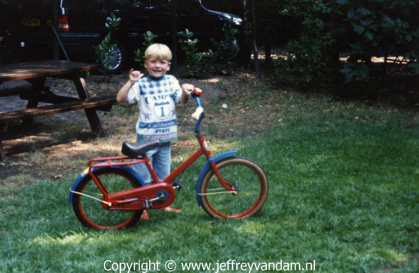 Opa had een oud fietsje helemaal opgeknapt, was Jef helemaal blij mee