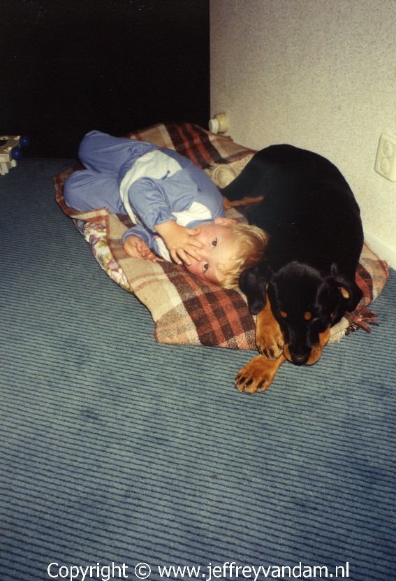 Even lekker liggen bij Sierra, onze Rottweiler (teef)