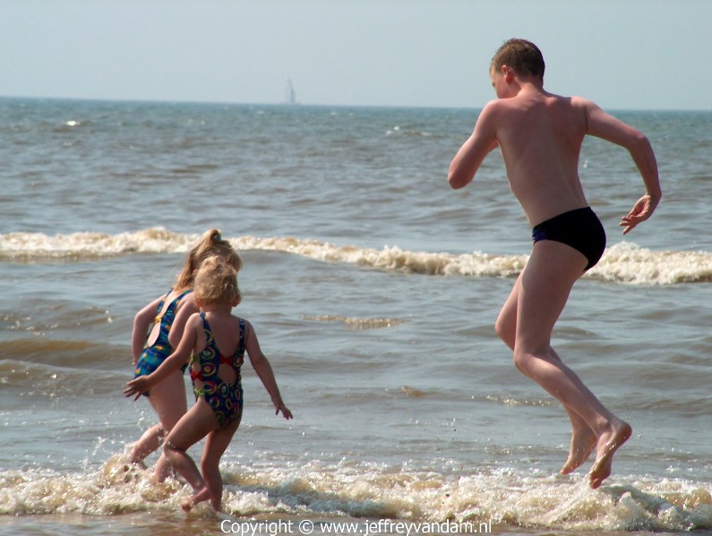 Even maf doen op het strand met zijn zusjes