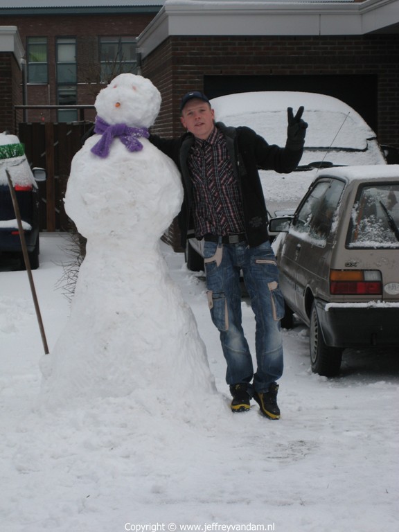 Even poseren bij de sneeuwpop