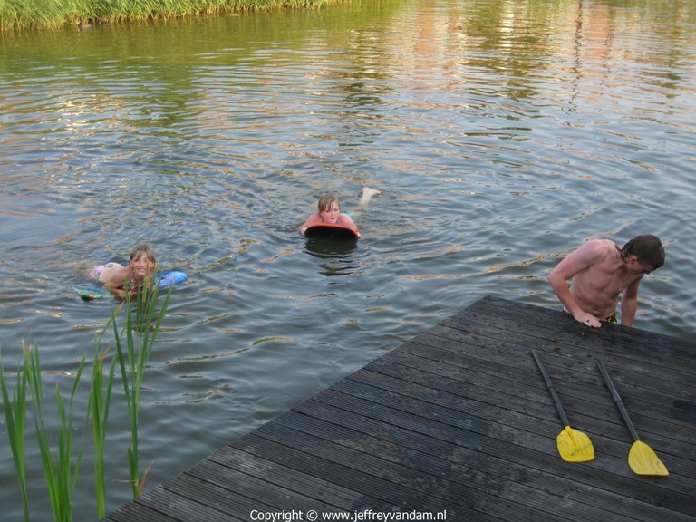 Achter in de sloot even zwemmen met de zusjes